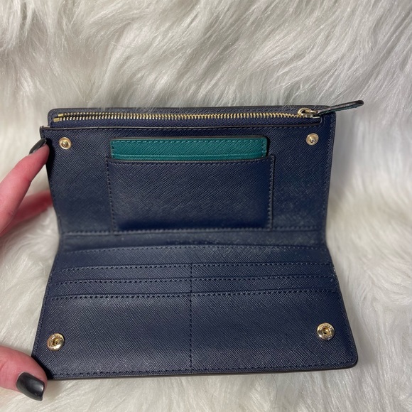 Green Michael Kors wallet - Picture 3 of 4